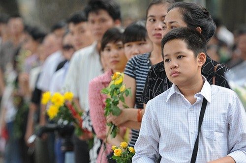 People from all walks of life commemorate General Vo Nguyen Giap - ảnh 1